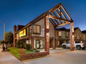 Super 8 by Wyndham Santa Clarita/Valencia