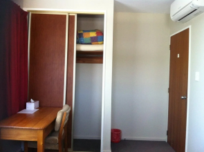 MY Guest House Airport Green