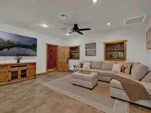Oakridge Ranch: Pool + Hot-tub, Pickleball Court, Whiskey & Wine Room