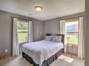 Mountain Home Cottage w/ Deck on White River!