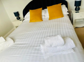 Tanglewood house Abergavenny with private parking