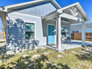 4 Mi to Boat Ramp: Charming Rockport Home