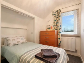 The Beach Apartment - Walk to Beach, Parking, Enclosed Garden