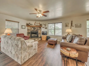 Hillside Haven w/ Deck < 2 Miles to Dwtn Ruidoso!