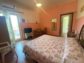 Room-michelangelo House, Mono