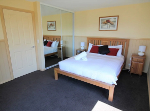 Torino 6 - Lake Jindabyne & Snowy Mountain Views