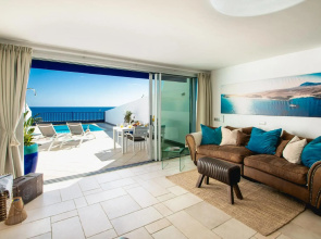 FRONTLINE VILLA 25, well-designed with a heated pool