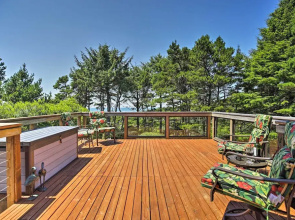 Walk to Ocean: Home w/ Hot Tub in South Beach!