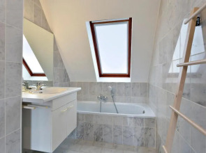 Warm Lofty and Spacious Studio