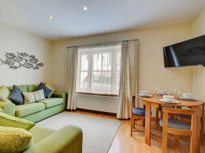 Beautiful Apartment in Dartmouth With a Courtyard