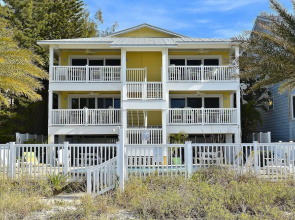 Sunset Villas 4 Awesome Views/2 Balconies/pool/deck/bbq!