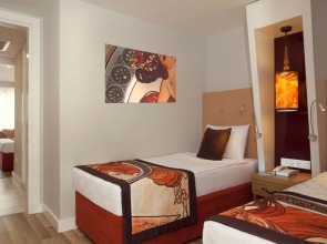 Hotel Orange Palace Side