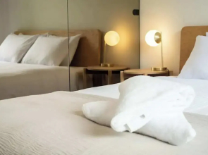 Charming 1BR in Fitzroy w/ Parking, Pool, + Gym!