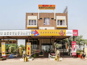 Oyo 44660 Muni Ji Restaurant And Hotel