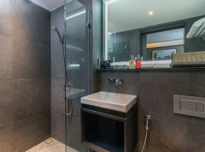 The Gravitique Hotel Khaosan