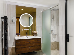 Emerald Downtown Suites