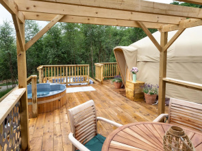 Yurtshire Eavestone Lake