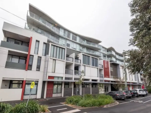 Stylish 2 Bedroom Apartment in Port Melbourne With City Views