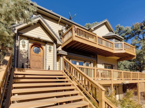 Game Room & Deck: Modern Frazier Park Home!