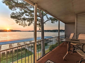 Sunset-view Resort Condo on Lake Hamilton!