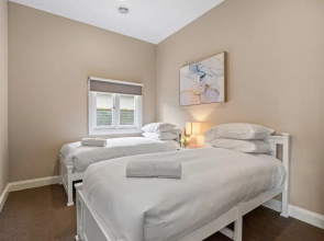 Lovely 3-bed With Alfresco Dining in Prime Suburb