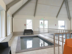 Thatched villa with two bathrooms, in a holiday park, surrounded by nature