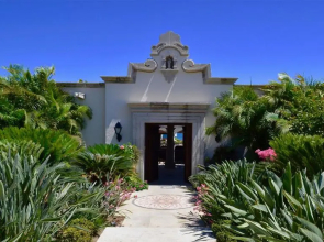 Expansive Villa with Grand Pool Patio, 16-Person Jacuzzi and Perfect for Large Groups