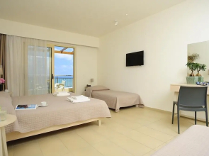 Maravel Star Art Hotel - Comfortable Room for 4 People With Sea View