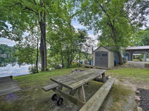 Riverfront Escape w/ Dock: 19 Mi to Saratoga!