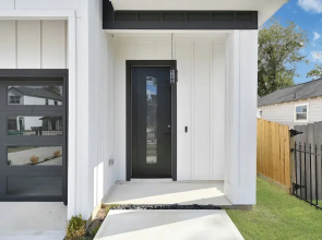5 Mi to NRG Stadium: Modern Escape w/ Patio & Yard