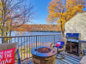 Game Room & Bbq: Waterfront Lake Harmony Condo!
