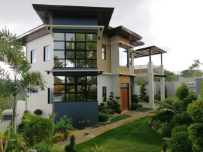 Villa - Sleeps 10 - Communal Pool - Parking