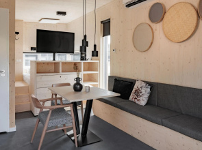 Cleverly decorated tiny house, on a holiday park 1 km. from the beach