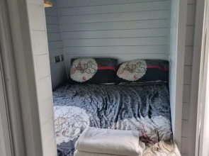 Glamping Hut - Riverview 3