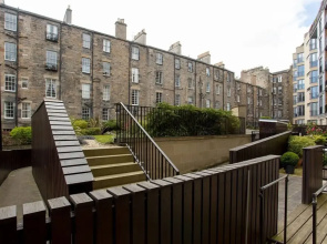 Stylish 2bed Apt With Free Parking/elevator