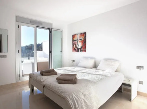 Modern Apartment With Balcony