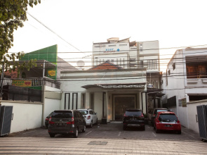 RedDoorz near Taman Bungkul