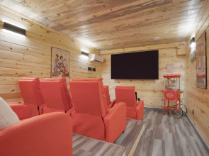 Pink Pines by Avantstay Luxury Aesthetic Dream Home, Indoor Pool, Hot Tub