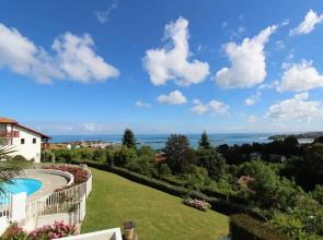 Egusky Avec Les Cles De Saint Jean De Luz