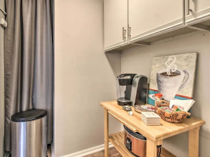 Condo w/ Sunroom, Near Downtown Hendersonville!