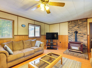 2 Blocks to Boat Ramp: Higgins Lake House w/ Grill