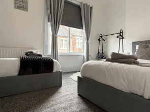 1 Bed Flat - Sleeps 3 - Parking - Pet Friendly