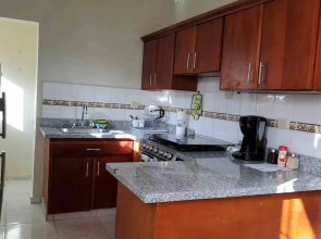 Apartamento amueblado con parque de recreación.