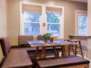 Pentagon City Homestay Parking Available