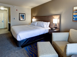 Holiday Inn Express & Suites Manhattan by IHG
