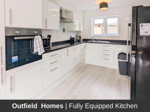 5 Bedroom Contractor House with Free Parking and Free WiFi - Outfield Homes by Your Lettings Peterborough