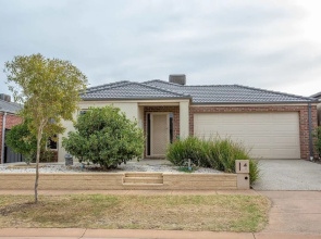 Spacious Lovely Home In Point Cook