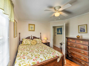 Charming Beaufort Getaway: Walk to the Waterfront!