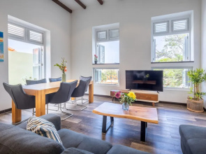 Sunshine Magnificently Bright 2BR Top City Centre Townhouse