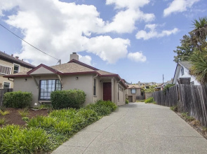 Beautiful 2 Bedroom Detached Apartment, Walk to Downtown Monterey and Fishermans Wharf